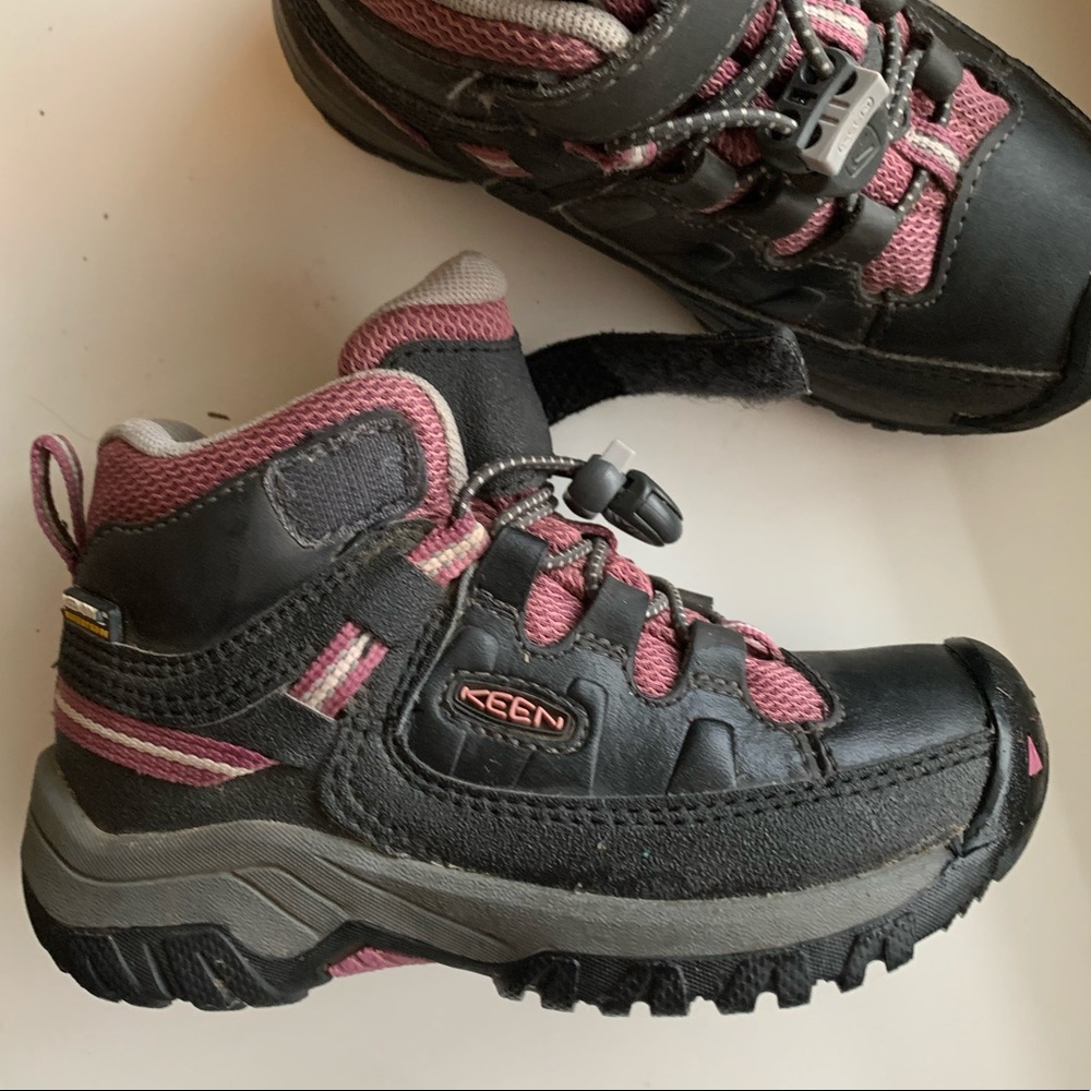 Kids Keen Hiking Boots 🥾 EUC